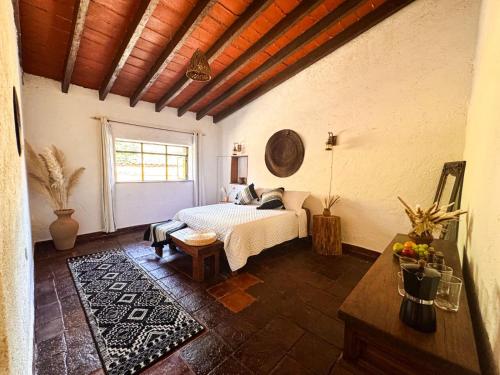 a bedroom with a bed and a window at Umbral Habitación Rústica con Desayuno Incluido in Tepoztlán