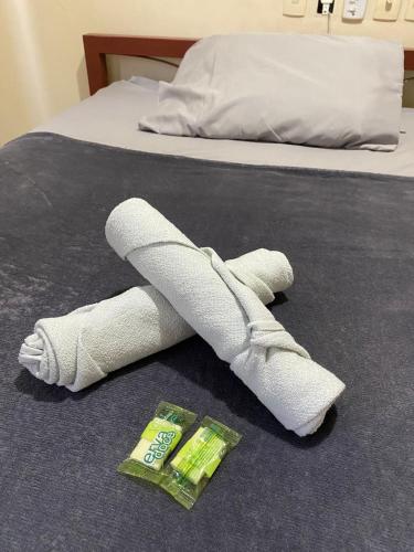 an injured leg with a cast on a bed at Hotel no centro in Sete Lagoas