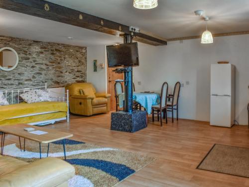 a living room with a couch and a table at Shire Cottage - Uk50029 in Liskeard