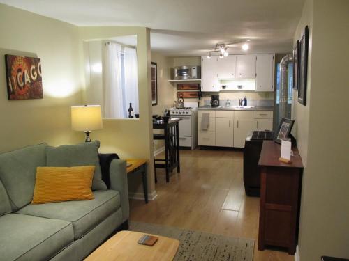 a living room with a couch and a kitchen at Cozy Vintage Chicago Apartment near Downtown in Chicago