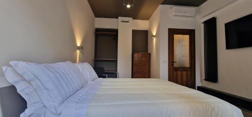 Nox Romana Apartments - Vatican - Modern Apt with Cozy Balcony