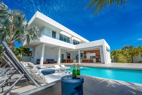 Oceanside 3 Bedroom Luxury Villa with Private Pool, 500ft from Long Bay Beach -V5