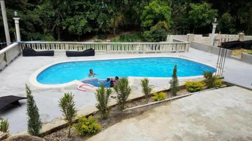 Piscina a Bogue Estates o a prop