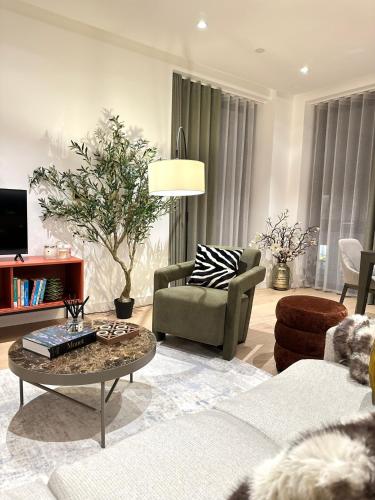 a living room with a couch and a coffee table at Kings cross Exclusive Residence 3BR in London