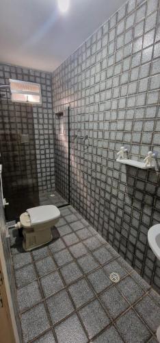 ein Badezimmer mit Toilette und Waschbecken in der Unterkunft Oasis Maceio in Maceió