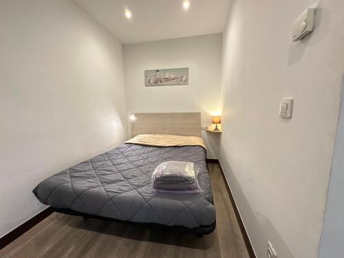 a small bedroom with a bed in a small room at Sky 401 by CONFORTSKY in Pas de la Casa