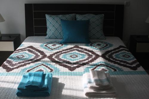 En eller flere senge i et værelse på Albufeira Lovely new Apartment W/ Pool