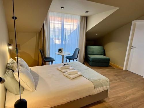 a bedroom with a bed and a table and chairs at Lovely studio fully equipped near subway N10 - Shared bathroom with another Studio in Lisbon