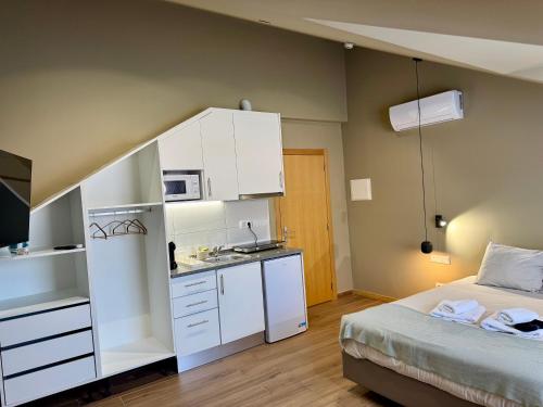 a small room with a bed and a kitchen at Lovely studio fully equipped near subway N10 - Shared bathroom with another Studio in Lisbon