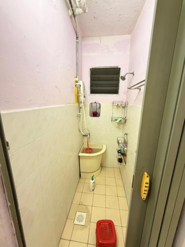 a small bathroom with a toilet and a shower at Homestay Arich in Permatang Pauh