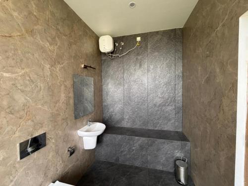 a bathroom with a toilet and a sink at Hill View Resort - Kannur in Pālayangadi