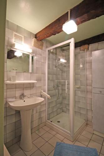 ein Badezimmer mit Dusche, Waschbecken und Dusche in der Unterkunft Vichez in Beaumont