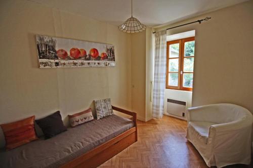 ein Wohnzimmer mit Sofa und Sessel in der Unterkunft Vichez in Beaumont