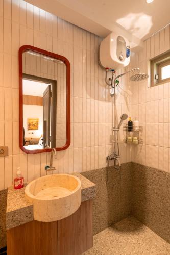 a bathroom with a sink and a mirror at Villa Ceria Dukuh in Timuran