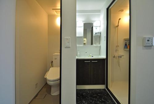 Kamar mandi di Beach Front Tower Mihama by DSH