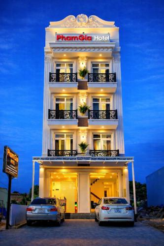 two cars parked in front of a hotel at Pham Gia Hotel Mui Ne in Mui Ne