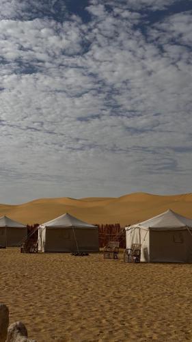 خيمة في الصحراء