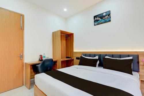 a hotel room with a bed and a chair at Townhouse Roorkee Bypass in Roorkee