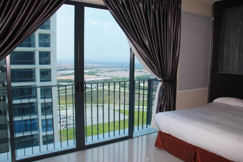 una camera con un letto e una grande finestra di Setia Inn Suites Service Residence a Setia Alam