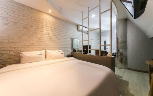 Boutique Hotel Aria Nampo tesisinde bir odada yatak veya yataklar