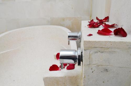 Ένα μπάνιο στο Jas Green Villas and Spa