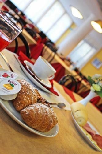 リミニにあるHotel New Primulaの食卓にパンと卵を2皿
