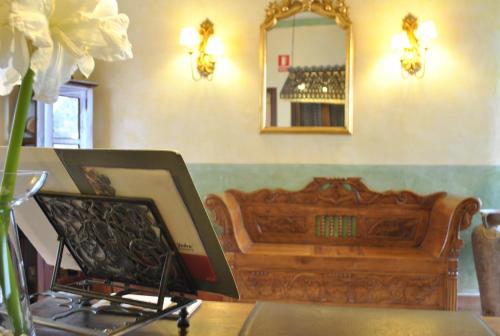 a wooden table with a mirror and a table with a picture at El Rincón de las Descalzas in Carmona