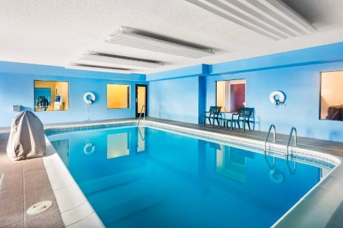 a large swimming pool with blue walls at Quality Inn & Suites Niles in Niles