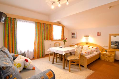 Llit o llits en una habitació de Dolomitenhof