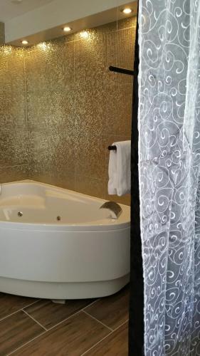 Bilik mandi di Hotel Crystal