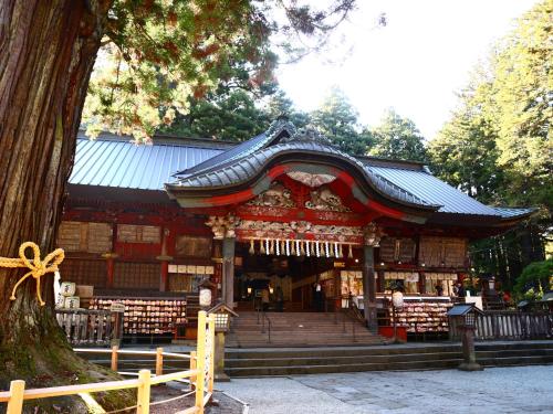a temple with a building with a roof at ホステル富士山 結 in Fujiyoshida