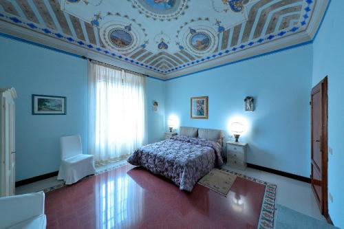 1 dormitorio con cama y techo artesonado en Residenza Pietrafosca, en Monsummano