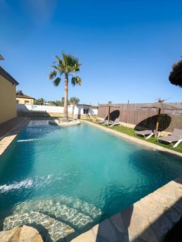 Chalet con piscina privada Lugar tranquilo con Palmeras
