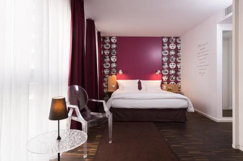 a hotel room with a bed and a purple wall at Grimm's Berlin Mitte in Berlin
