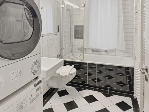 1BR with balcony near lake - Flower 1