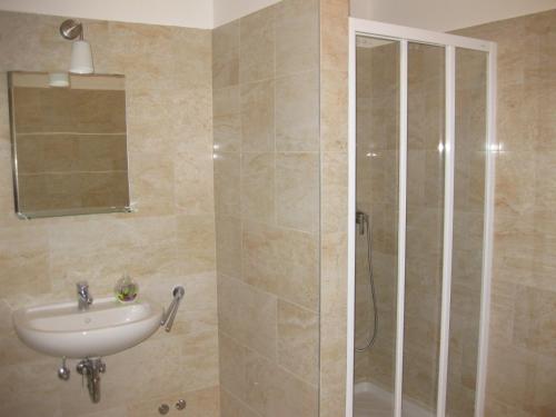 un bagno con lavandino e doccia di Schieszl Apartments Zamárdi 1 a Zamárdi