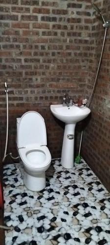 a bathroom with a toilet and a sink at Ngoặng homestay - phòng nghỉ trọ in Chiêm Hóa