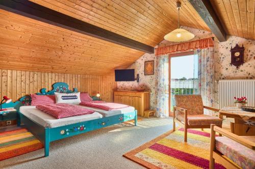 a bedroom with a bed and a desk and a television at Ferienwohnung Uhrmann Franz in Lindberg