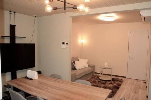 桃谷1丁目テラスハウスWalking distance to Osaka Korean Town Accommodates up to 10 guests