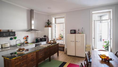 Ett kök eller pentry på Dona Emília Guest House & Studio Apartments