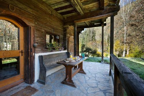 a porch of a log cabin with a wooden table at Chalet Heron in Les Houches