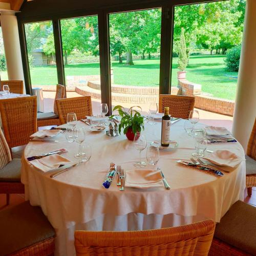 a table with glasses and a bottle of wine on it at Hotel Del Parco Ristorante Loris in Pieve di Soligo
