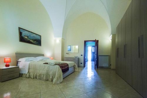 1 dormitorio grande con 1 cama y pasillo en Casa Annette, en Copertino