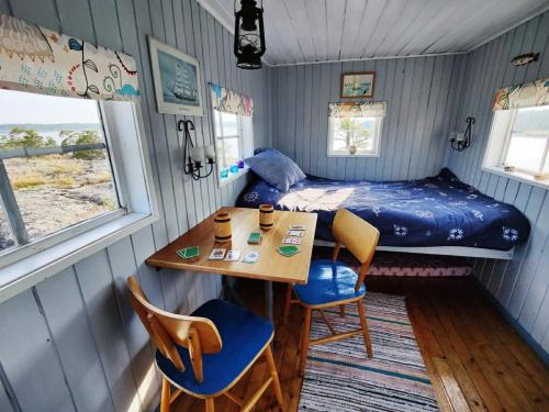 Llit o llits en una habitació de Glasbergsboden, Off-Grid on an island