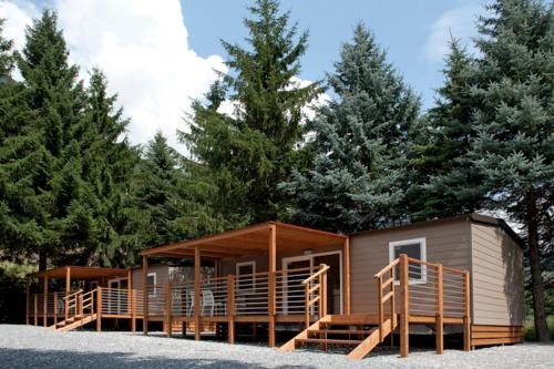 Gran Bosco Camping & Lodge في Salbertrand: كابينة صغيرة وسط بعض الأشجار