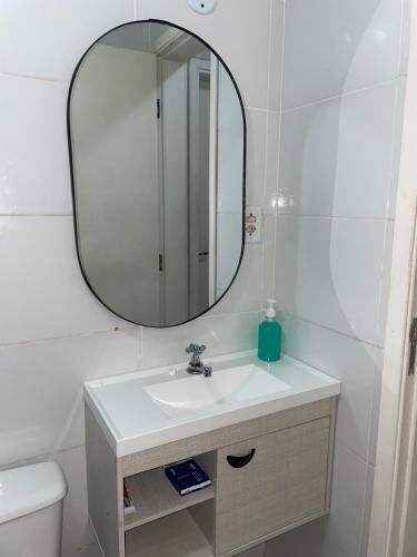 a bathroom with a sink and a mirror at Lar Botticelli 2Quartos wifi piscina ArCond in Ananindeua