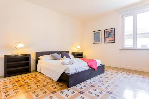 a bedroom with a bed and a window at InnPisaRentals2- Casa dei Cavalieri in Pisa