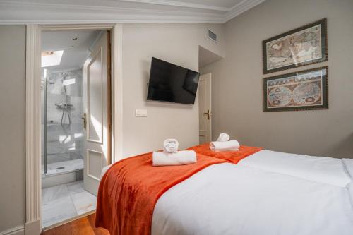 Stylish Duplex with parking - 2BD 2BTH - Almagro