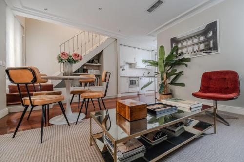 Stylish Duplex with parking - 2BD 2BTH - Almagro