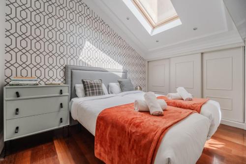 Stylish Duplex with parking - 2BD 2BTH - Almagro